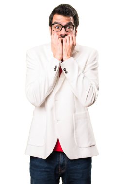 Gözlüklü esmer adam beyaz arka plan üzerinde korkuttu