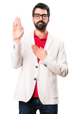 Beyaz zemin üzerine yemin yapma gözlüklü esmer adam