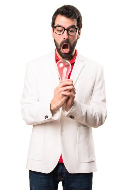 Şaşırmış esmer adam gözlüklü bir ampul beyaz arka plan üzerinde tutan