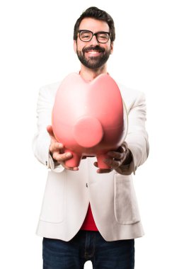 Mutlu esmer adam gözlüklü beyaz arka plan üzerinde bir servet tutuyor