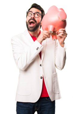 Beyaz zemin üzerinde bir servet tutan gözlüklü esmer adam