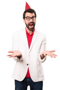 Beyaz arka plan üzerine bir parti ile mutlu esmer adam gözlük