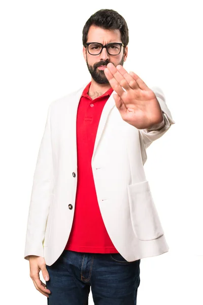 Brünetter Mann Mit Brille Macht Stoppschild Auf Weißem Hintergrund — Stockfoto