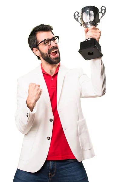 带眼镜的黑头发的男人在白色背景上拿着奖杯 — 图库照片
