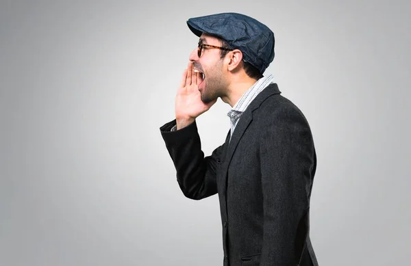 Bel Homme Moderne Avec Béret Lunettes Criant Avec Bouche Grande — Photo