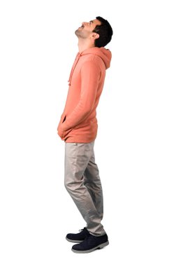 Adam tam gövdesi bir pembe kazak stand ve izole beyaz arka plan üzerinde arıyor. Mimari tasarımlarında kullanım için idealdir