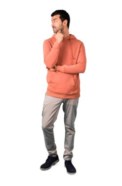 Tam gövdesinde adam ayakta ve izole beyaz arka plan üzerinde tarafına bakarak pembe bir kazak. Mimari tasarımlarında kullanım için idealdir