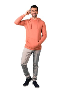 Adam tam vücut içinde izole beyaz arka plan üzerinde gülüyor pembe bir kazak