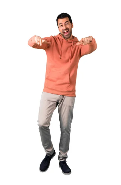 Ganzkörper Eines Mannes Rosa Sweatshirt Der Mit Dem Finger Auf — Stockfoto