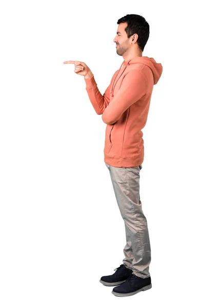 Całe Ciało Człowieka Różowa Bluza Wskazując Palcem Bok Prezentacji Produktu — Zdjęcie stockowe