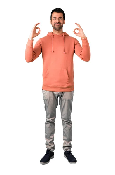 Corpo Inteiro Homem Uma Camisola Rosa Mostrando Sinal Com Dedos — Fotografia de Stock