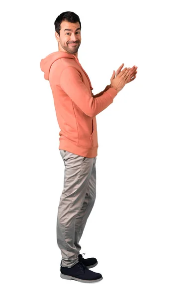 Ganzkörper Mann Rosa Sweatshirt Lächelnd Und Applaudierend Auf Isoliertem Weißem — Stockfoto