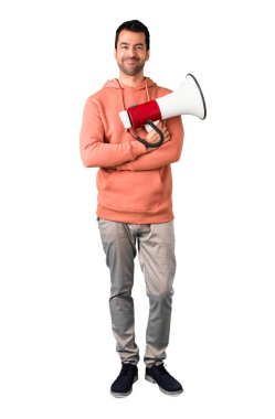 Adam tam vücut içinde bir megafon izole beyaz arka plan üzerinde tutan bir pembe kazak