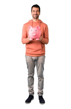 Adam tam vücut içinde izole beyaz arka plan üzerinde dolu olduğu için kumbara ve mutlu çekici bir pembe kazak