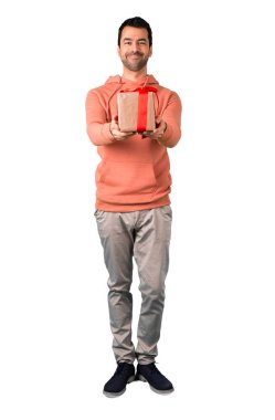 Eller izole beyaz zemin üzerine adam tam vücut pembe kazak holding hediye kutuları