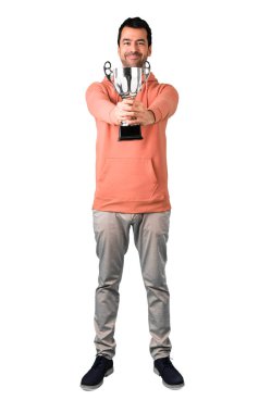 Adam tam vücut içinde bir kupa izole beyaz arka plan üzerinde tutan bir pembe kazak