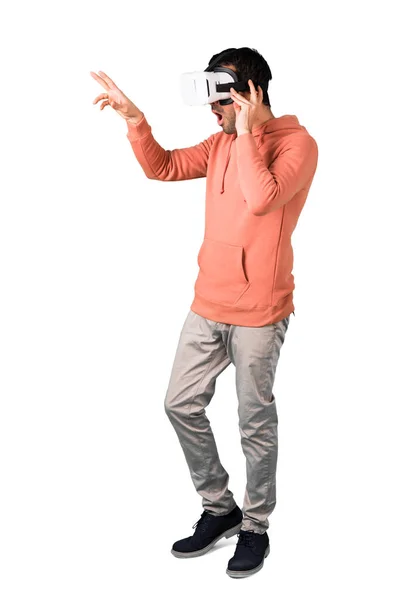 Ganzkörper Eines Mannes Einem Rosafarbenen Sweatshirt Mit Brille Virtual Reality — Stockfoto
