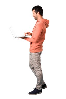 Adam tam vücut içinde dizüstü bilgisayar ile pembe bir kazak