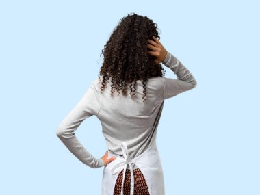 Arka pozisyon geri izole mavi arka plan üzerinde kafa çizilmemesi ise seyir üzerinde önlük ile genç kız