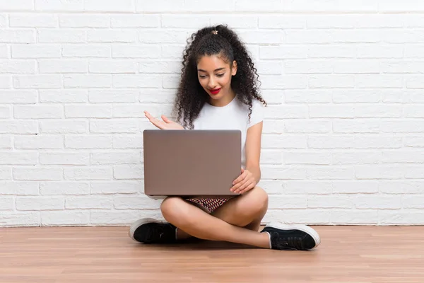 Chica Joven Con Pelo Rizado Con Lapto — Foto de Stock