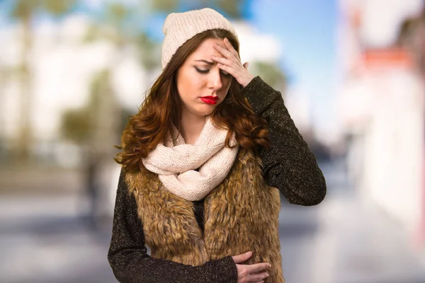 Menina Com Roupas Inverno Com Febre Fundo Desfocado — Fotografia de Stock