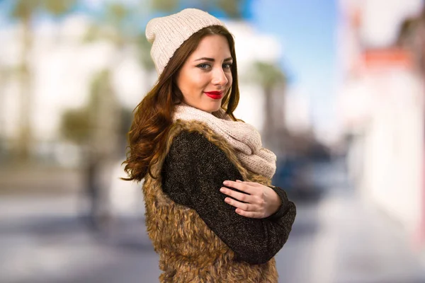 Menina Com Roupas Inverno Com Braços Cruzados Fundo Desfocado — Fotografia de Stock