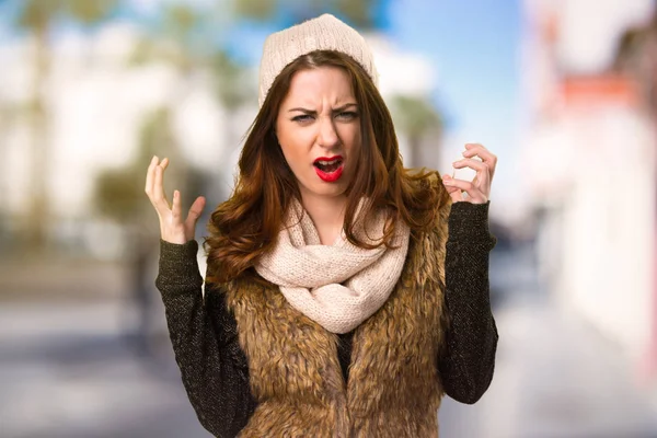 Frustrovaný Dívka Zimní Oblečení Nezaostřený Pozadí — Stock fotografie
