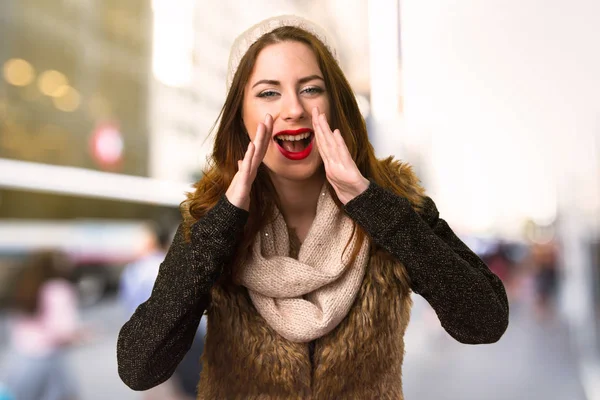 Chica Con Ropa Invierno Gritando Sobre Fondo Desenfocado —  Fotos de Stock