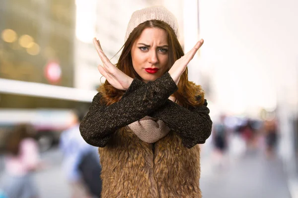 やり場のない背景のないジェスチャーを作る冬の服の少女 — ストック写真