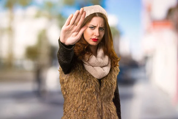 Chica Con Ropa Invierno Haciendo Señal Stop Sobre Fondo Desenfocado —  Fotos de Stock