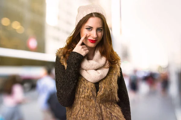 Dívka Zimní Oblečení Něco Ukazuje Nezaostřený Pozadí — Stock fotografie