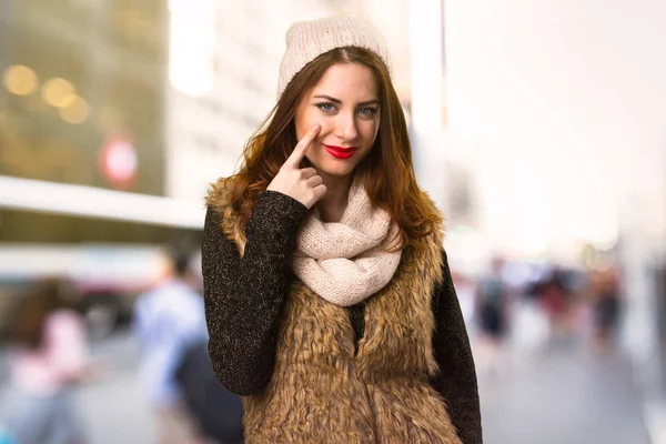 Chica Con Ropa Invierno Mostrando Algo Fondo Desenfocado — Foto de Stock