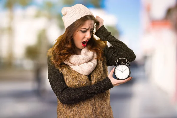 Menina Com Roupas Inverno Segurando Relógio Vintage Fundo Desfocado — Fotografia de Stock