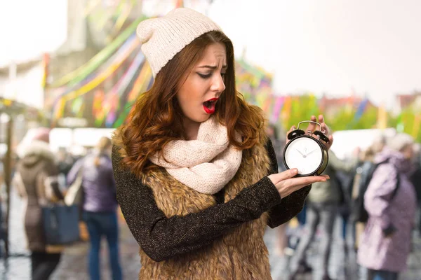 Chica Con Ropa Invierno Celebración Reloj Vintage Sobre Fondo Desenfocado — Foto de Stock