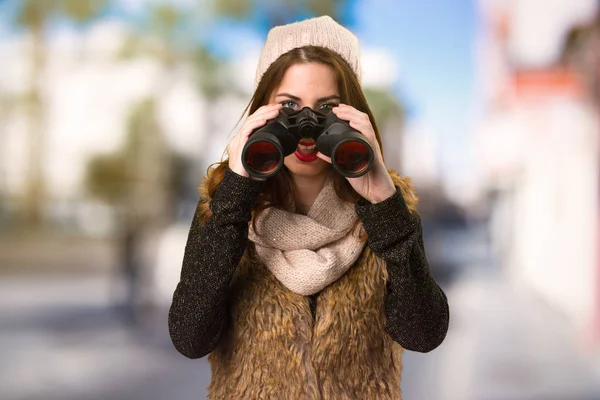 Flicka Med Vinterkläder Med Kikare Ofokuserat Bakgrund — Stockfoto