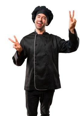 Gülümseyen ve zafer işareti iki elle ve neşeli bir yüz ile izole beyaz arka plan üzerinde gösterilen siyah üniformalı erkeklere Şef