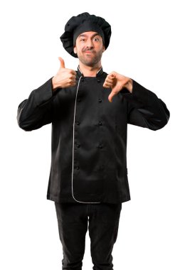 İyi-kötü işaret yapma siyah üniformalı erkeklere Şef. Kararsız kişi Evet arasında veya izole beyaz arka plan üzerinde değil