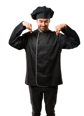 Şef adam siyah üniformalı izole beyaz zemin üzerine parmağınızla aşağı dönük