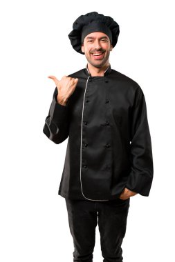 Yan bir parmak ile işaret eden siyah üniformalı Şef erkeklere bakarken bir ürün ya da bir fikir sunmak için ileri üzerinde gülümseyen izole beyaz arka plan