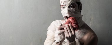 Bir kalp dokulu duvar arka plan üzerinde yemek terrorific anne. Cadılar Bayramı tatil