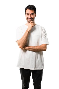 Beyaz gömlek gülümseyen ve öne doğru emin yüz ile izole beyaz arka plan üzerinde seyir ile genç adam