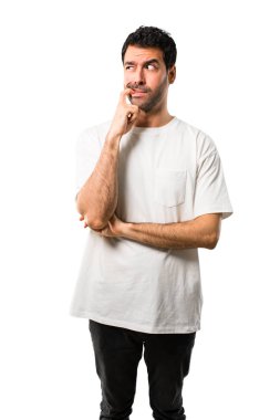 Genç adam beyaz gömlek şüpheleri ve ararken karıştırmayın yüz ifadesi ile. İzole beyaz arka plan üzerinde bir fikir sorgulama