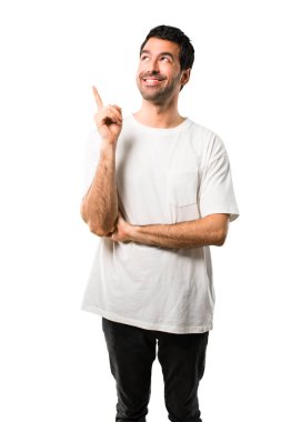 Harika bir fikir işaret parmağı ile işaret ve izole beyaz arka plan üzerinde ararken beyaz gömlek ile genç adam