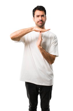Beyaz gömlek yapma dur jestle elini genç adamla bir hareket izole beyaz arka plan üzerinde durdurmak için