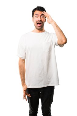 Beyaz gömlek ile genç adam bir şeyin farkına vardım ve izole beyaz arka plan üzerinde çözüm isteyen vardır