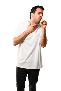 Beyaz gömlek ile genç adam öksürük ile acı ve izole beyaz arka plan üzerinde kötü hissediyor