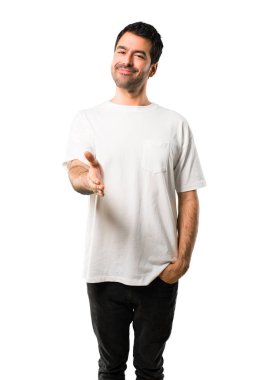 Beyaz gömlek izole beyaz arka plan üzerinde iyi bir anlaşma kapanış tokalaşırken ile genç adam