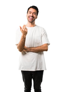 Sunulması ve el ile gelmek davet beyaz gömlek olan genç adam. Mutlu izole beyaz arka plan üzerinde geldi
