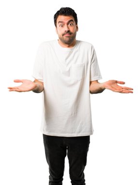 Genç adam önemsiz yapma beyaz gömlek ve şüpheler jest sırasında kaldırma izole beyaz arka plan üzerinde omuz ve ellerde