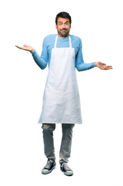 Mutsuz ve bir şey ile sinirli bir önlük giyen bir adam tam uzunlukta bir kadeh çünkü bir şey anlamıyor. İzole arka plan üzerinde negatif yüz ifadesi